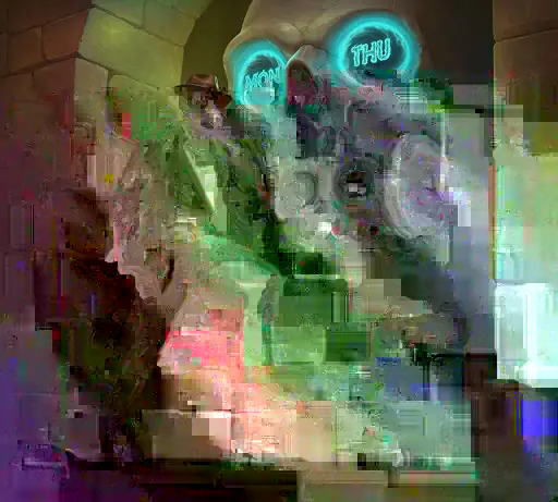 Avonturier die nadenkend voor een mysterieus schedelmechanisme met lichtgevende symbolen staat, omringd door goud in een verborgen tempel, als metafoor voor strategie en beloningen bij inloggen bij sankra